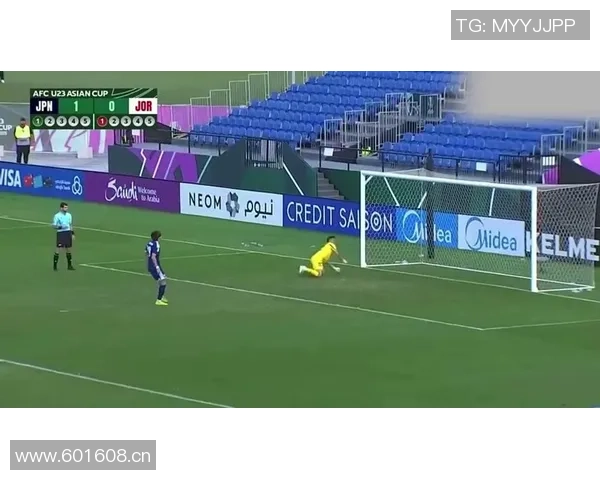约旦门将挥拳庆祝却愣在原地目睹皮球意外入网的瞬间